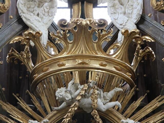 Detail zrestaurované mariánské koruny oltáře