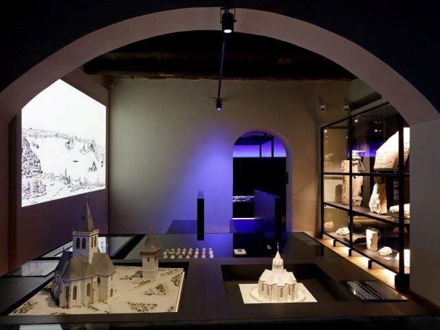 Výstava nabízí pohled do středověkého města pomocí hmotových a virtuálních rekonstrukcí.