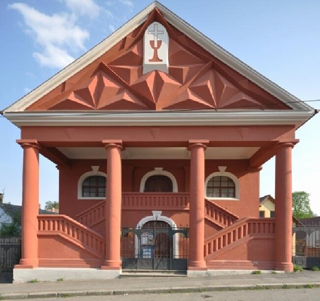 Bývalá kubistická synagoga v Milevsku dnes slouží husitské církvi.