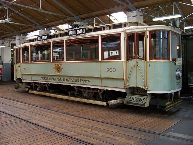 Primátorská tramvaj z roku 1900 v Muzeu městské hromadné dopravy v pražské vozovně Střešovice