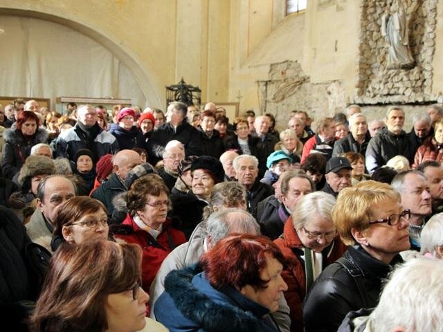 Slavnostního odhalení sochy pro pátera Josefa Toufara se v den výročí knězova umučení komunistickou státní bezpečností zúčastnila téměř tisícovka lidí.