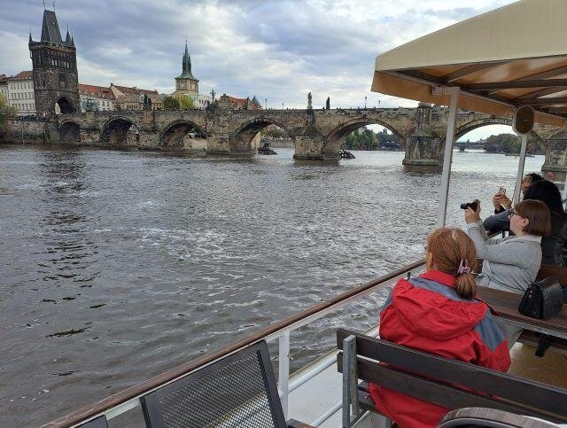 Z dolní i horní paluby se účastníci plavby mohli kochat krásnými výhledy na památkové dominanty Prahy.
