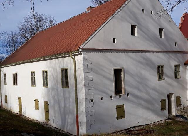 Další objekt má ze dvou stran hotové fasády a práce pokračují v interiérech.