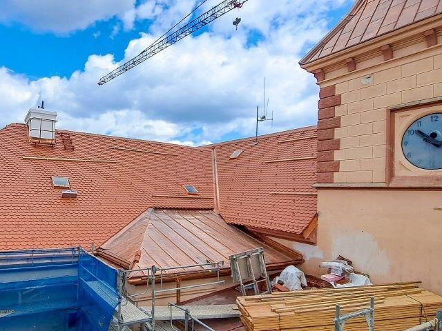 Z průběhu rekonstrukce střech