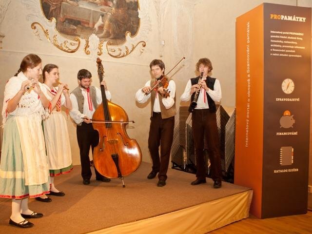 Lidová muzika z Chrástu přispívala k dobré atmosféře.