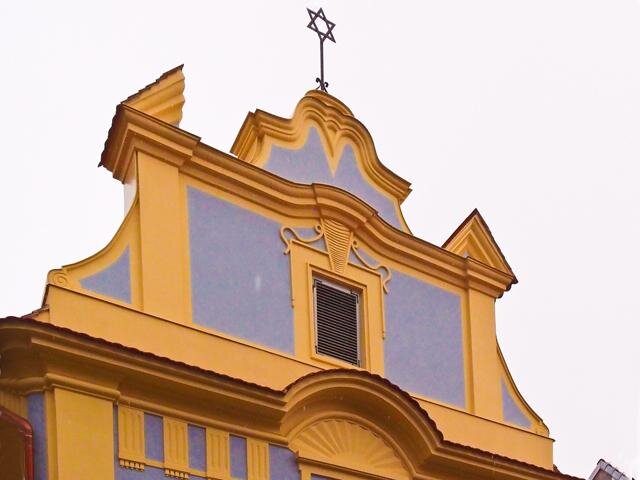 Vrchol obnoveného štítu stavby