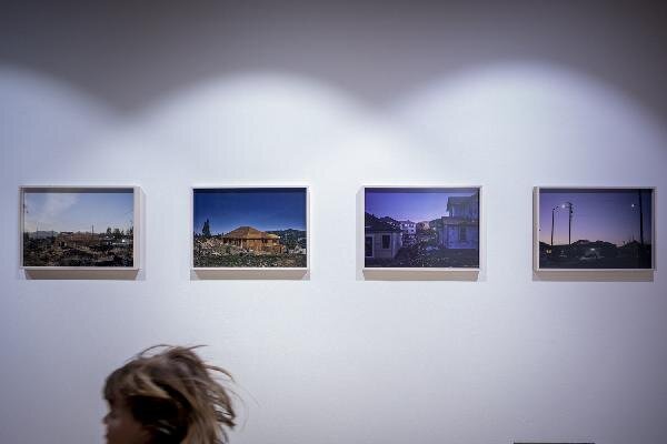 Fotografie zachycují stavbu, systém práce i samotné obyvatele.