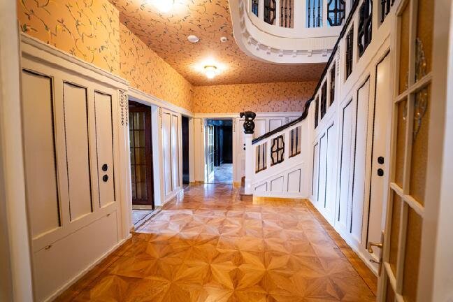 Uměleckořemeslné a restaurátorské práce zajišťovala společnost ARCHATT.
