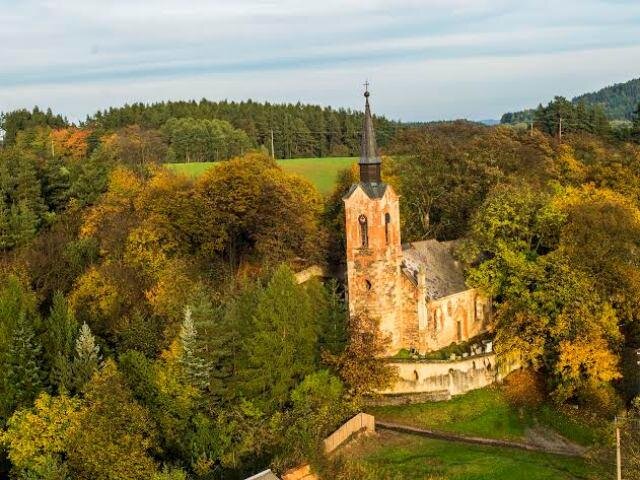 Kostel sv. Jiří v Lukové na leteckém snímku    