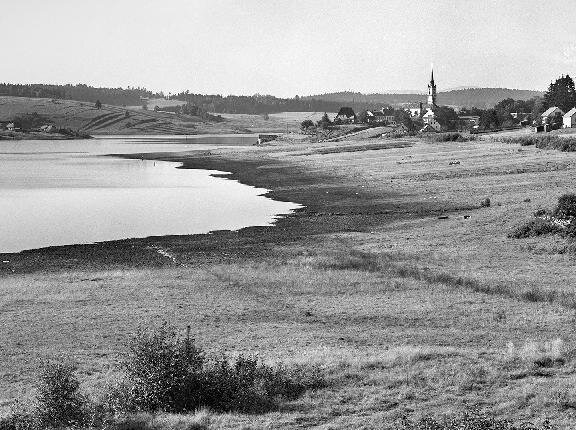 Frymburk - údolí postupně zaplavované vodní nádrží Lipno, 1958