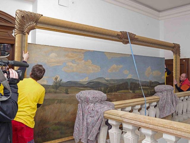 Usazování zrestaurovaného plátna do rámu