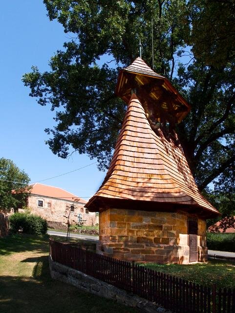 Došlo k částečné výměně krovu a položení nového šindele.