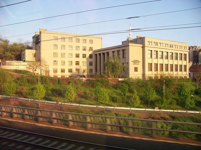 Muzeum před obnovou pohledem z vlaku