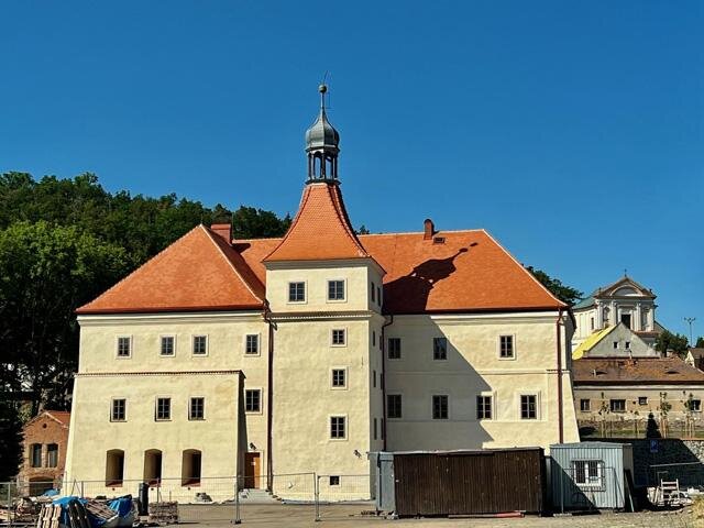 Celkový pohled na obnovenou fasádu