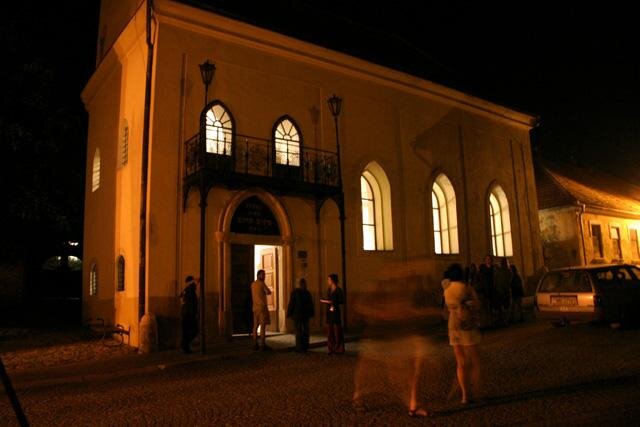 Synagoga v novogotickém stylu pochází z roku 1639 a je tradičním místem komornějších festivalových koncertů.