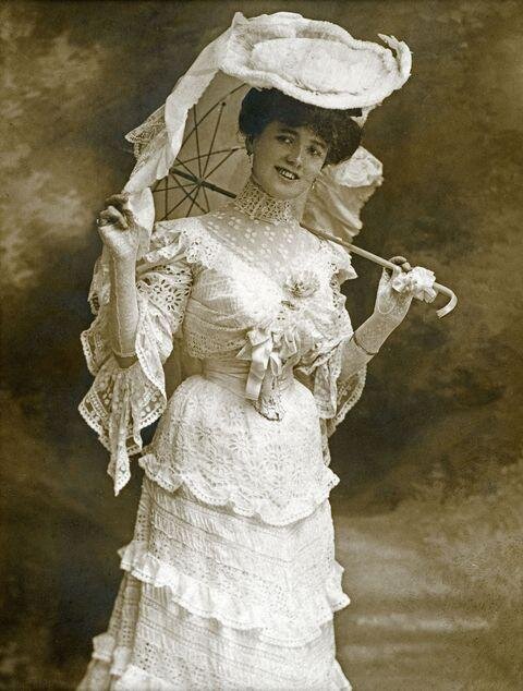 Johanna Vošahlíková (1880–1972) v bílých šatech se slunečníkem, kolem 1907 