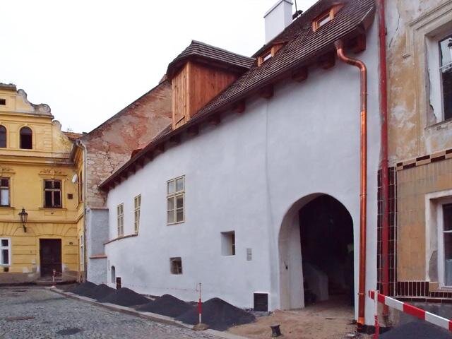 Celkový pohled na uliční fasádu v říjnu 2020