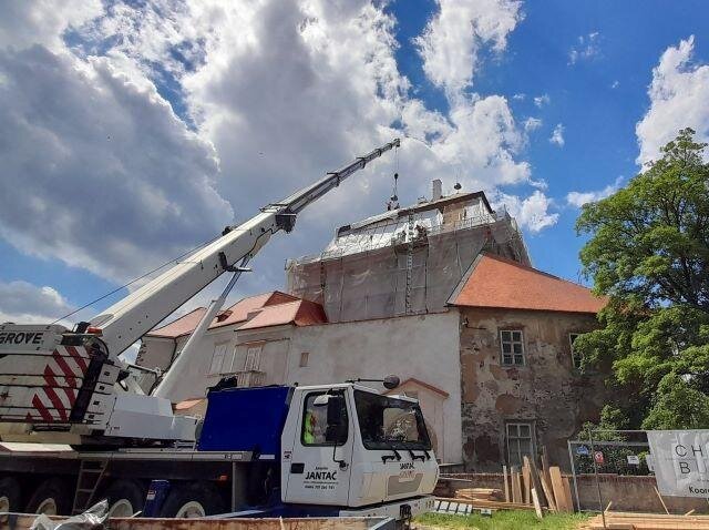 V průběhu rekonstrukce vypomáhal i jeřáb.