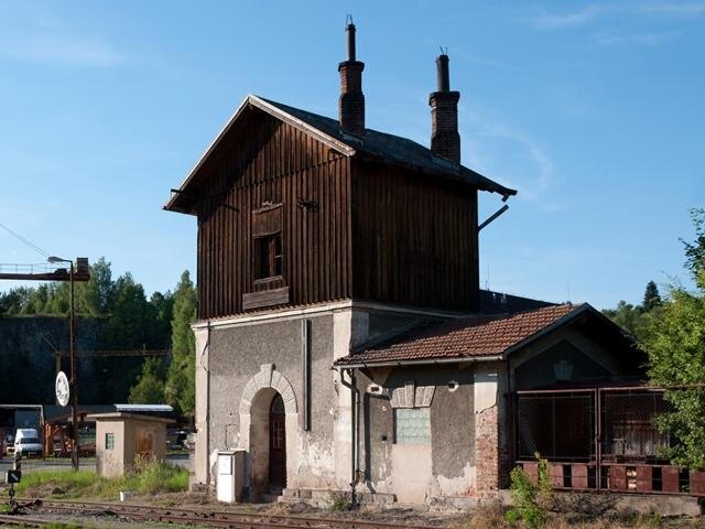 Obslužné drážní stavby patří v současnosti k nejohroženějším.