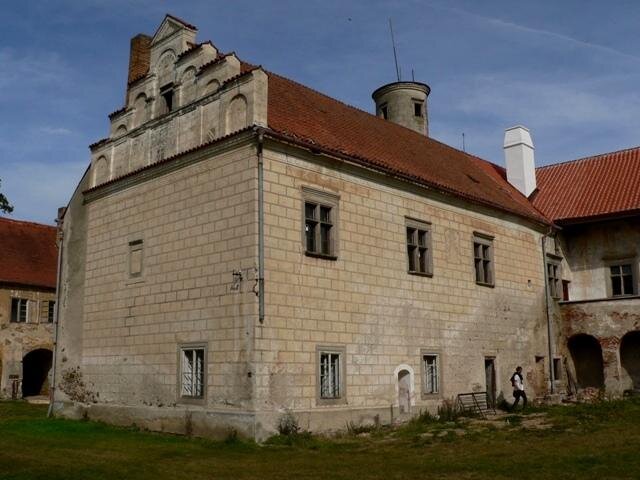 Nejstarší část objektu v sobě skrývá původní věžovou tvrz, dnes sníženou o několik pater.