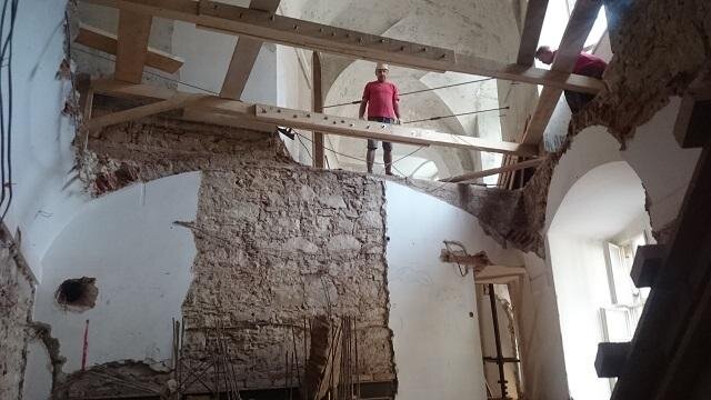 Rekonstrukce vstupu na nároží ulic Husova a Jalovcová