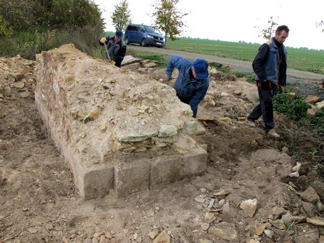 Spolek Poutní cesta Hájek se pustil do nových základů pro budoucí repliku kaple č. 18 na poutní cestě z Prahy do Hájku.