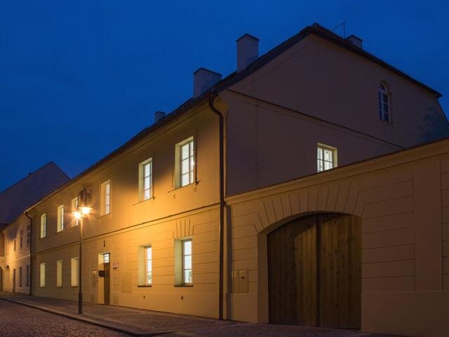 Pohled z ulice při nočním nasvětlení