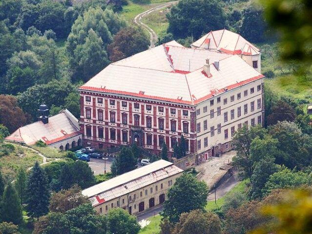 Pohled na milešovský zámek z Milešovky