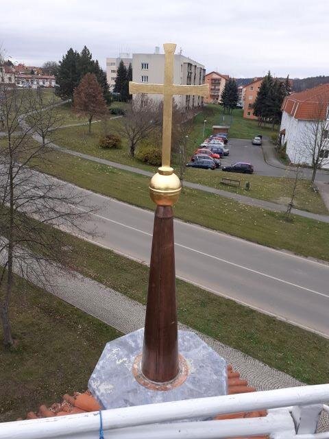 Nový kříž nad kaplí
