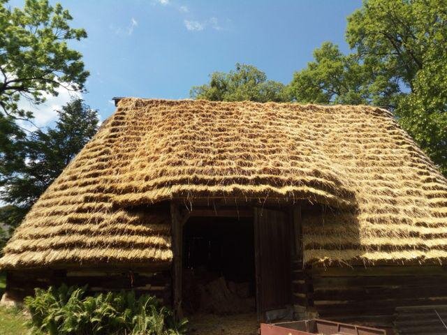 Hotová střecha na polygonální stodole