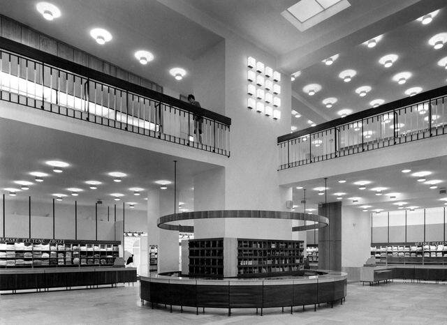 Interiér prodejny pletařského průmyslu PPP na Alšově náměstí v Písku před rokem 1989