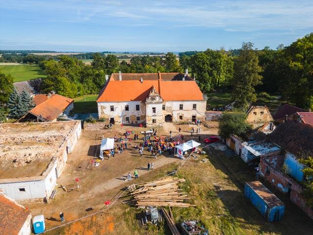 Pohled na hlavní zámeckou budovu a část areálu