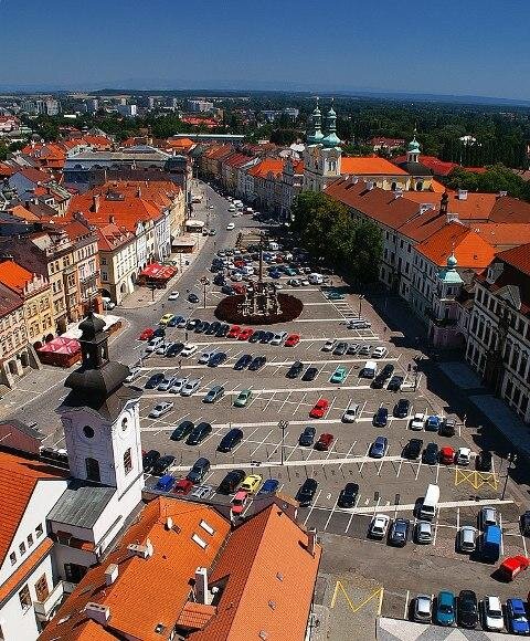 Bílá věž na Velkém náměstí v Hradci Králové nabízí pohled nejenom do Polabské nížiny.