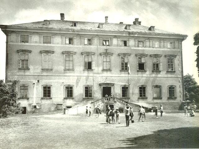 Dobová fotografie dětí na pionýrském táboře Leningrad na zámku Rabštejn nad Střelou, 50. léta