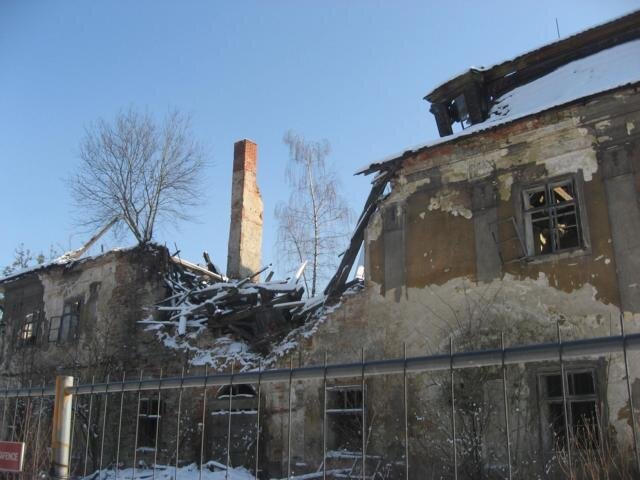 Zámek v Ropici – stav v lednu 2011 před zahájením rekonstrukce.