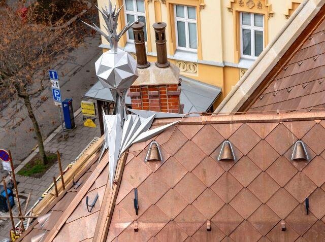 Zakončení hřebenu střechy kostela s ozdobnými prvky