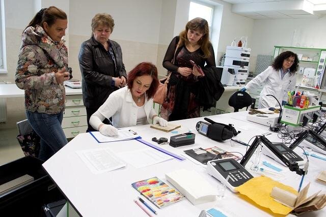 Odborníci navštívili také laboratoř v nově vybudovaném konzervačním a digitalizačním centru knihovny.