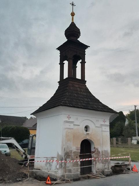Původní umístění u přilehlé rušné komunikace