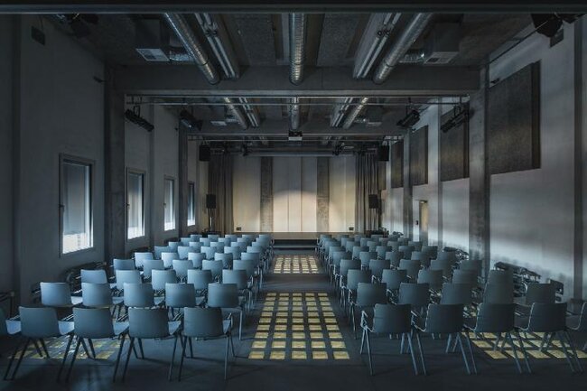 Konferenční sál vybudovaný v někdejším silu nad násypkami