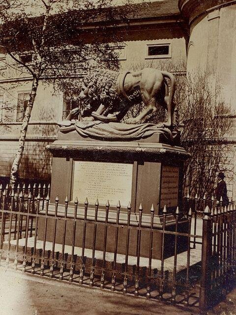 Pomník na dobovém snímku před rokem 1916