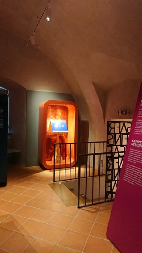 Ve výstavním prostoru byla osazena reflektorová svítidla iGuzzini řady Palco.