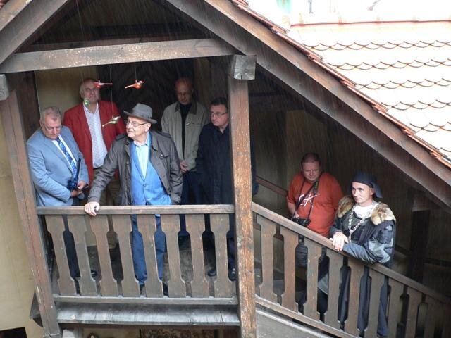 Slavnostnímu otevření muzea neuškodila ani nepřízeň počasí, konalo se na ochozu hradební věže za přítomnosti zástupců města, senátu i zvíkovského purkrabí Hirza.
