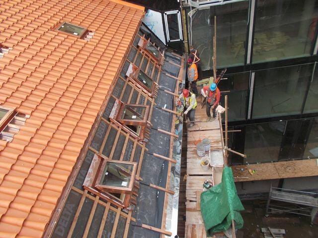 Práce na střechách Schönkirchovského paláce