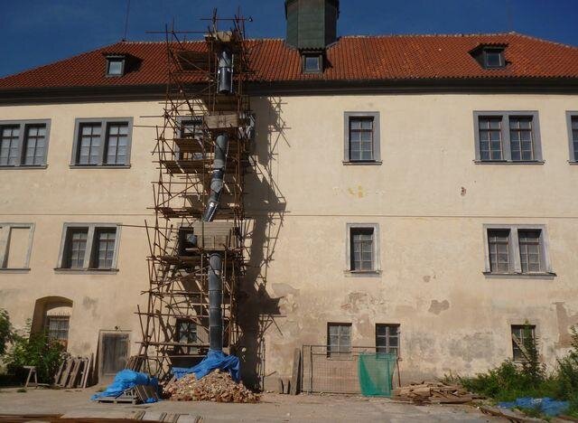 Zámek Dolní Břežany v době rekonstrukce