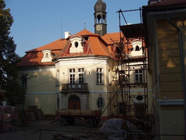 Oprava střechy na zámku v Domousnicích