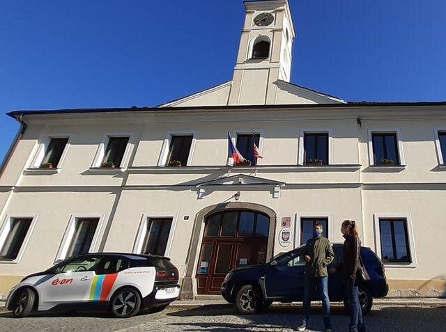 V Radomyšli nás na Maltézském náměstí provázel starosta městyse Luboš Peterka. Na snímku před radnicí v rozhovoru se šéfredaktorkou Jitkou Skořepovou