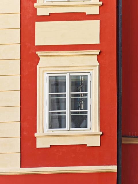 Detail špaletového okna v obnovené fasádě