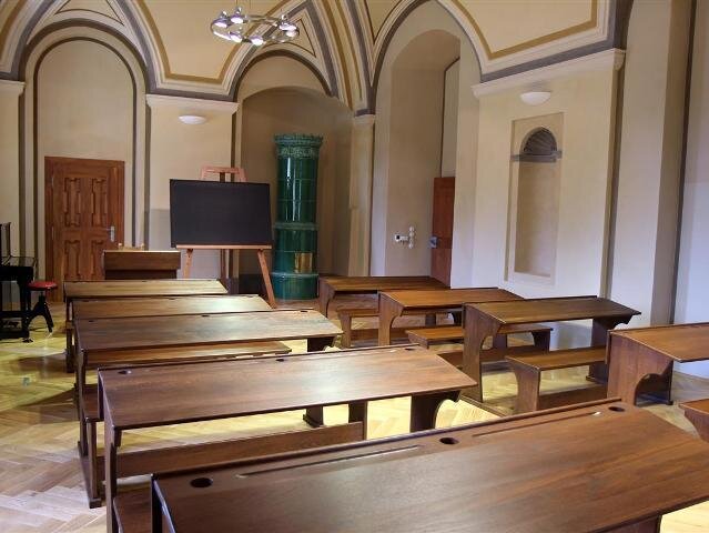 Bývalá cela převora se proměnila v historickou učebnu určenou pro výukové programy.