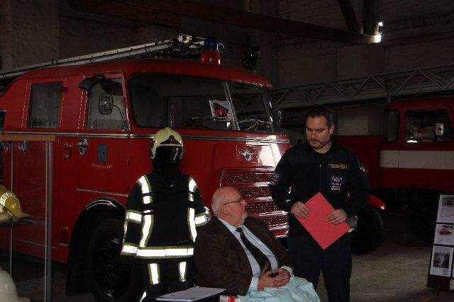 Zakladatel muzea a zástupce holandských hasičů při předání daru