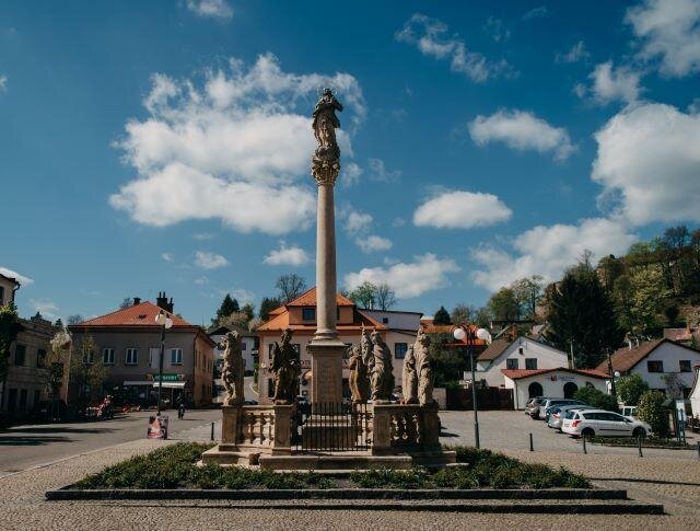 Za obnovu sloupu se sochou Panny Marie a sochami světců získal městys Pecka cenu v kategorii Restaurování prohlášené památky. 
